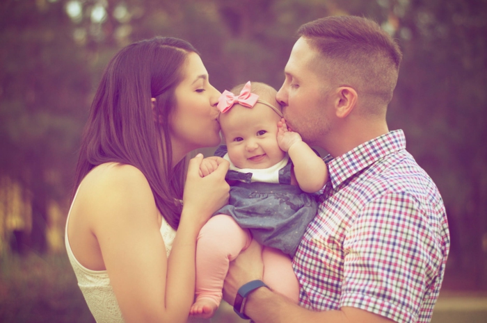 familia con un pequeño bebé, imagenes de san valentin que demuestran el sentido del amor, fotografías románticas 