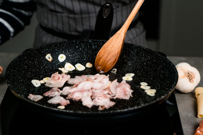 calentar el tocino con el ajo y las cebollas en una sartén. pasos para preparar recetas cetogenicas, pollo cordon bleu 