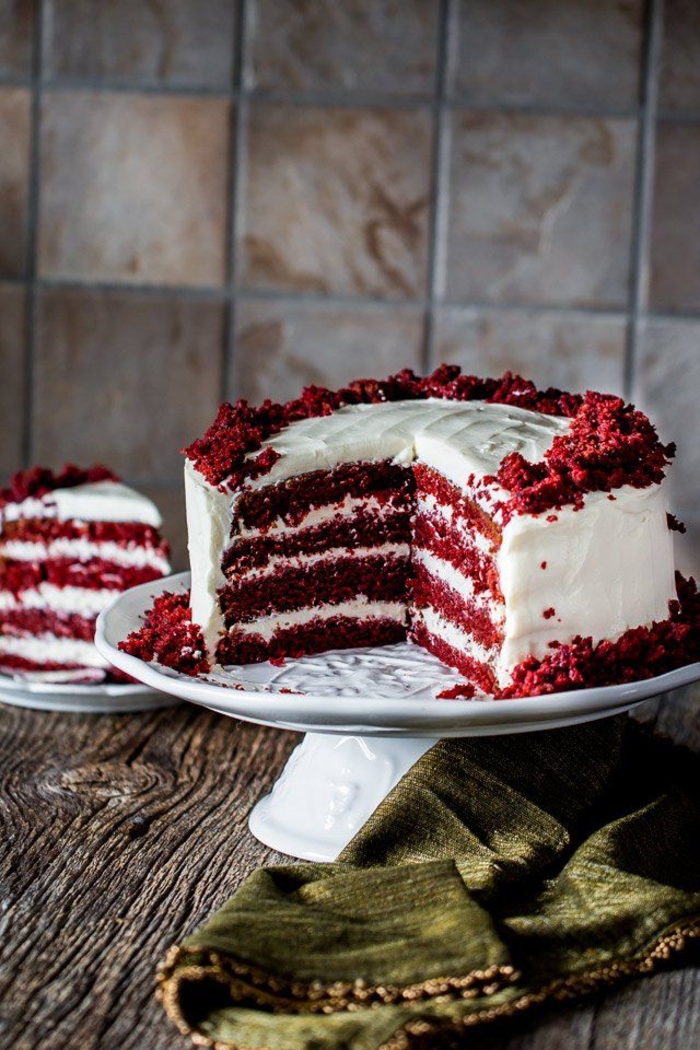 tarta blanco y bordeos efecto terciopelo, decoración tarta de cumpleaños facil y bonita, fotos de tartas decoradas 