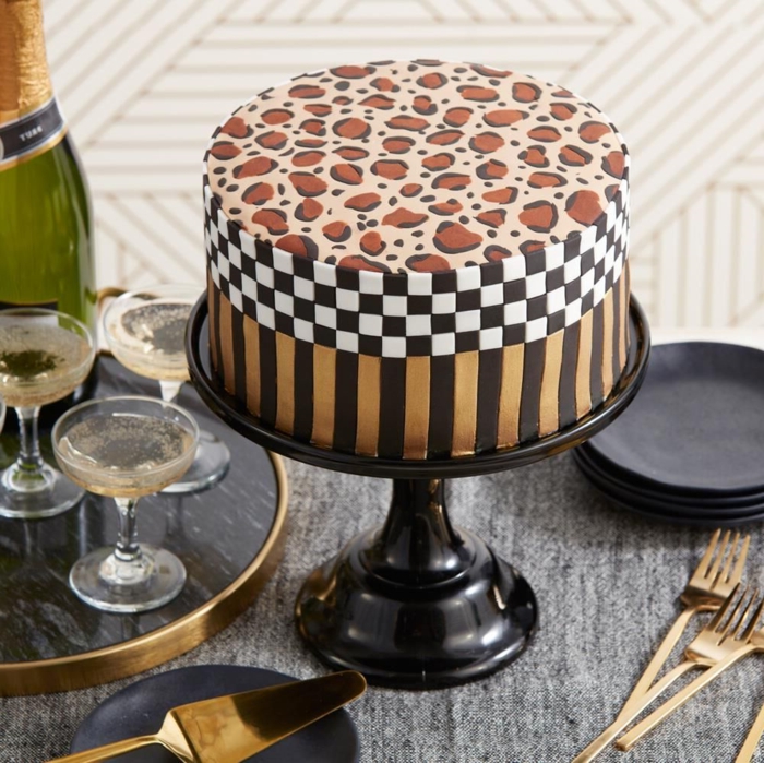 bonita tarta decorada con print animal, ideas super elegantes de tartas de cumpleaños caseras y originales en fotos