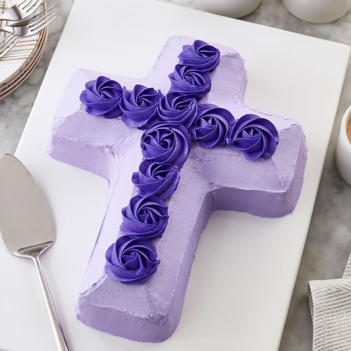 tarta de cumpleaños facil y bonita en forma de cruz decorada con flores de glaseado en color lila, las mejores ideas de tartas 