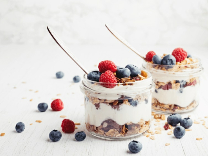 yogur griego con cereales y moras, ideas de meriendas para niños y desayunos saludables y faciles de preparar 