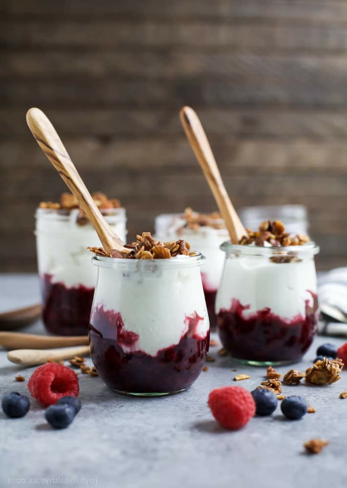 yogur griego con mermelada de frutas, cereales, moras y frambuesas frescas, fotos de desayunos san valentin