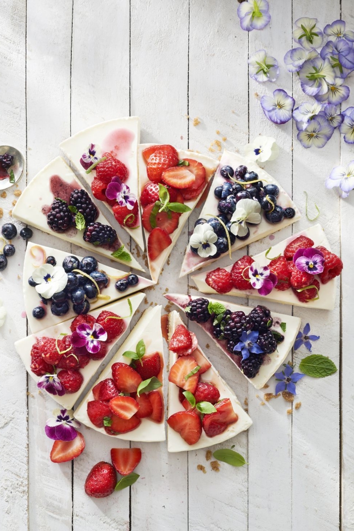 tartas personalizadas para un cumpleaños veraniego, tarta con glaseado blanco adornada de frutas estacionales 