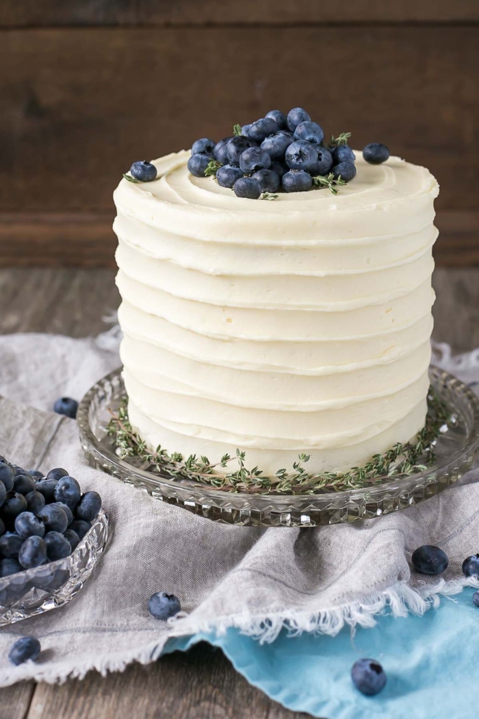 tarta grande con glaseado blanco y arándanos frescos, las mejores tartas para un cumpleaños, tartas personalizadas
