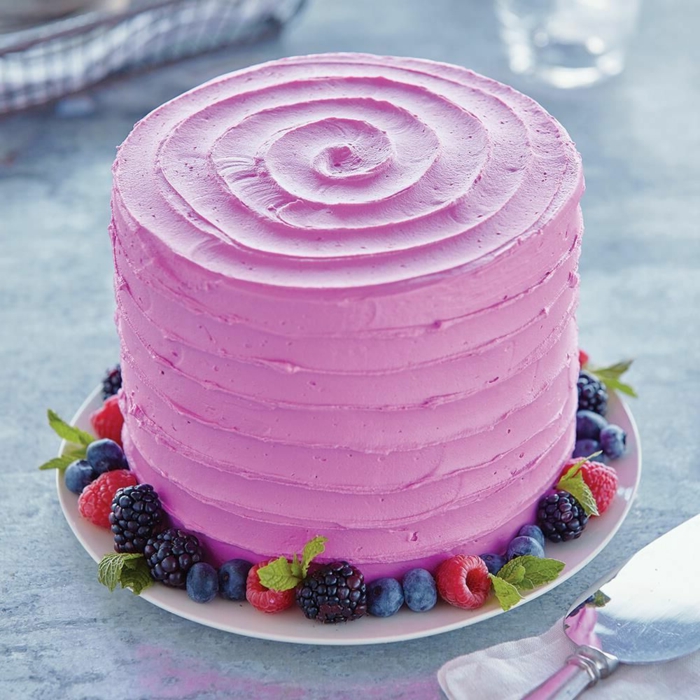 tartas de cumpleaños veraniegos, tarta color rosado con decoración de moras, las mejores fotos de tartas decoradas