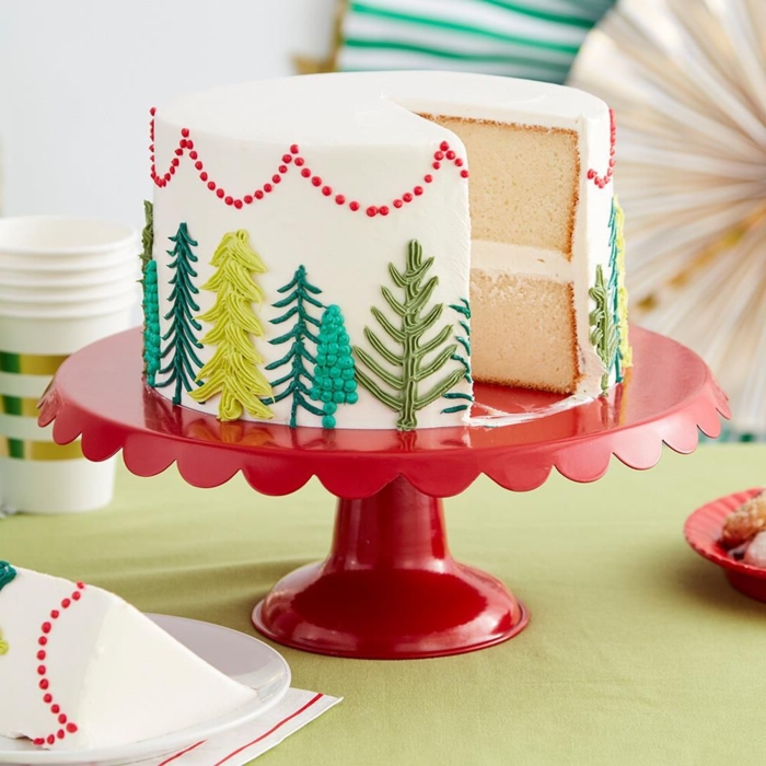 tarta casera blanca con bonitos dibujos de árboles en los diferentes tonos del verde, tartas personalizadas bonitas en fotos 