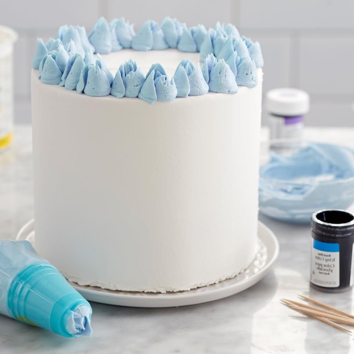 tarta de cumpleaños color blanco con detalles de glaseado color azul claro, tartas personalizadas bonitas y fáciles de hacer 