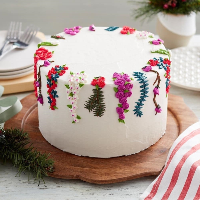 impactantes ideas de decoración de tartas en más de 80 imágenes, tarta con glaseado blanco y bonitos detalles florales 
