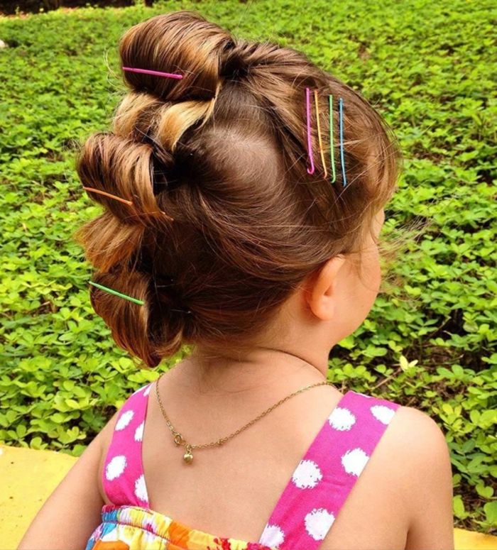 peinados con tirabuzones y bollos, las ideas más interesantes de peinados para niñas pequeñas, peinados para dias especiales