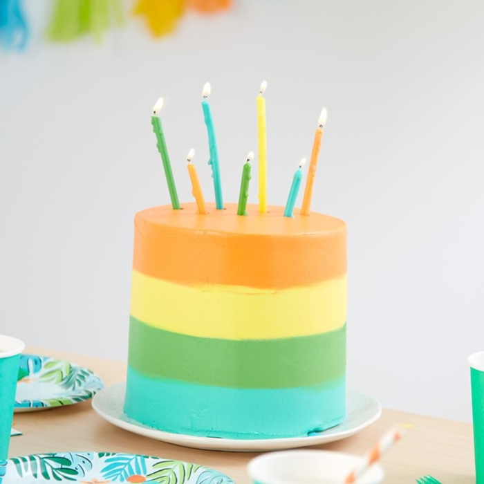 como decorar una tarta para un cumpleaños infantil, decoración tata en colores pastel y velas en el mismo color 