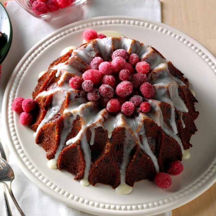 tarta de bizcocho adornada con glaseado real y frutas azucaradas, tartas de cumpleaños bonitas y fáciles de hacer en casa 