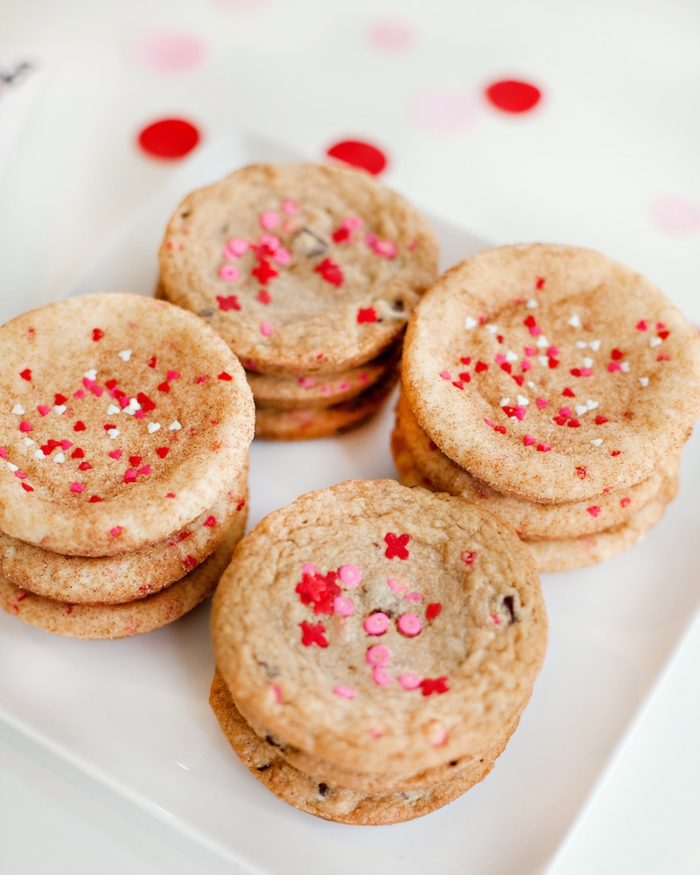 como preparar galletas blandas decoradas para el Día de San valentín, galletas con bolitas de azucar coloridas en fotos 