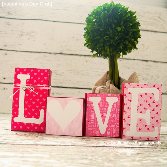 habitaciones decoradas romanticas para sorprender a tu pareja, cajas de regalos con las letras de la palabra amor 