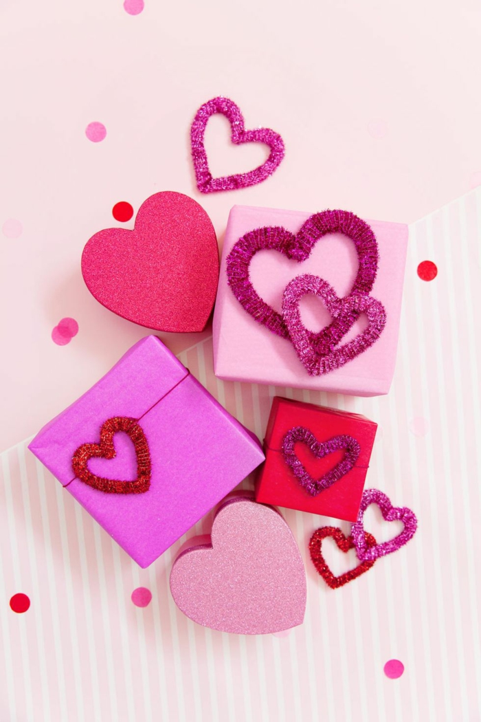 preciosas ideas de decoracion para el dia de los enamorados, habitaciones decoradas romanticas, cajas en rojo, rosado y morado 