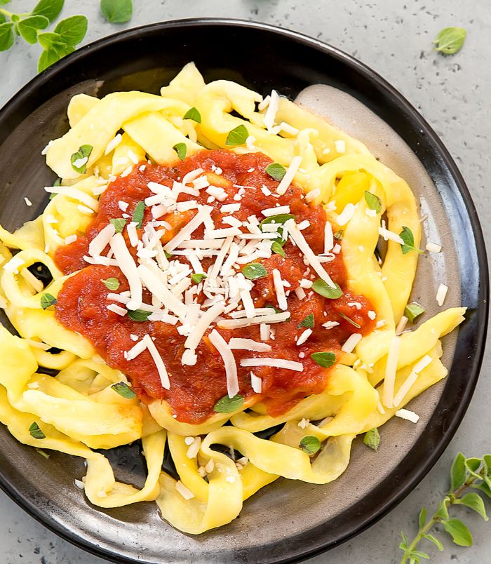 pasta con salsa de tomates y queso rallado, las mejores ideas de platos para un regimen cetogenico, dieta cetogenica menu semanal
