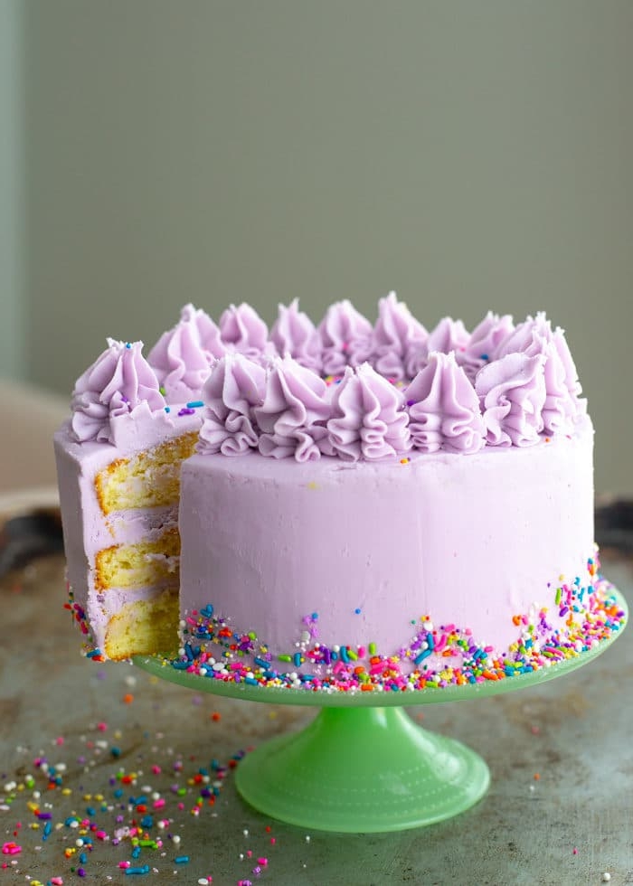 preciosas ideas de fotos de tartas de cumpleaños, tarta con glaseado color lila adornada de asperjas coloridas, imágenes de pasteles y tartas