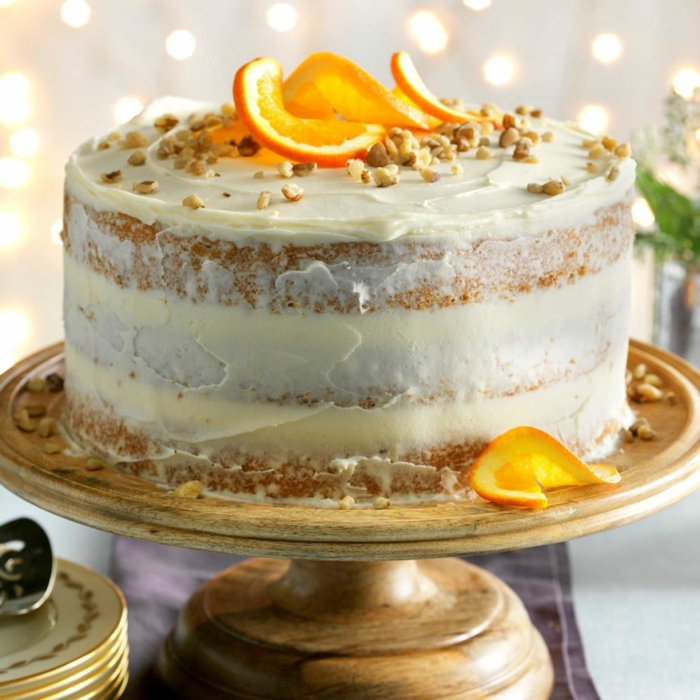 decoración super sencilla, tarta en capas con glaseado blanco, rebanadas de naranja y nueces machacadas, tartas de cumpleaños