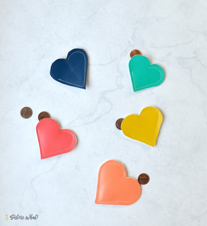 monederos de cuero en forma de corazón en colores vibrantes, originales ideas de manualidades para regalar hermosas