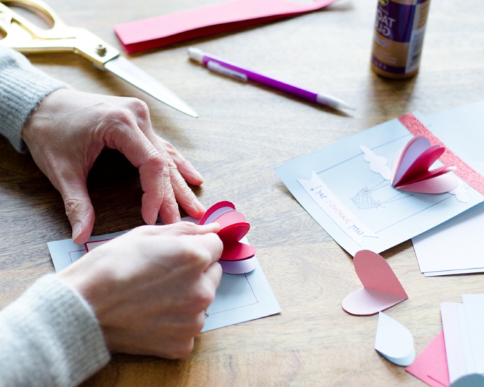 fotos de manualidades para hacer en casa, paracaídas de corazones 3D, tutoriales fáciles y originales para una tarjeta de San Valentín