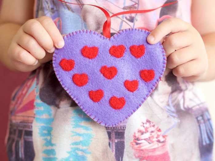 corazón de fieltro decorativo, ideas sobre como decorar una carta de San Valentín y otras ideas de detalles Dia de los enamorados 