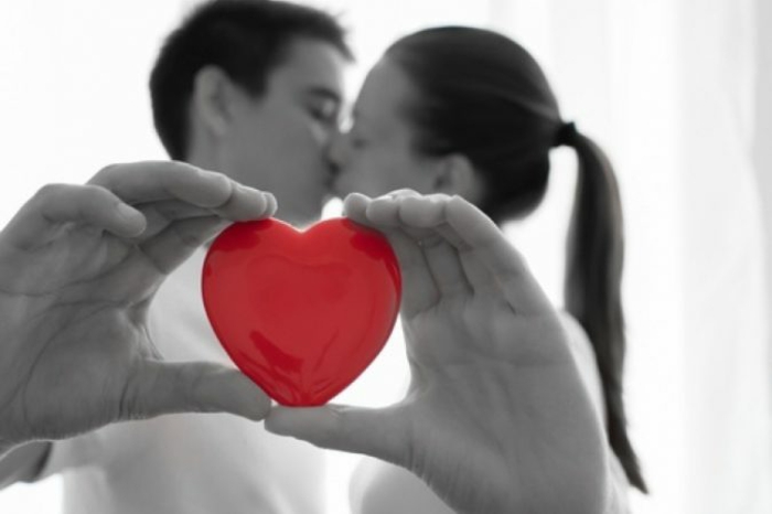 parejas románticas con corazones de amor, fotos de enamorados, ideas de postales de amor para enviar a tu novio 