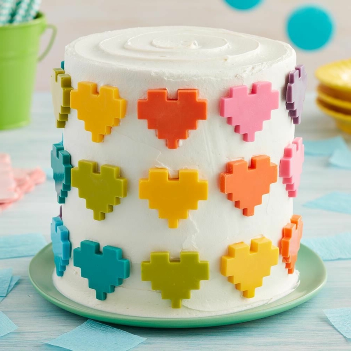 decoración tarta para el Día de San Valentín, ideas de tartas para ocasiones especiales, corazones de azucar en diferentes colores 