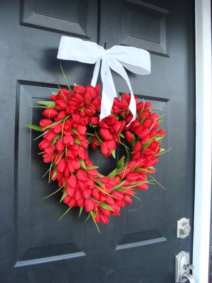 decoracion casera para el dia de san valentin, corona de tulipanes rojos en forma de corazon, ideas de regalos san valentin 