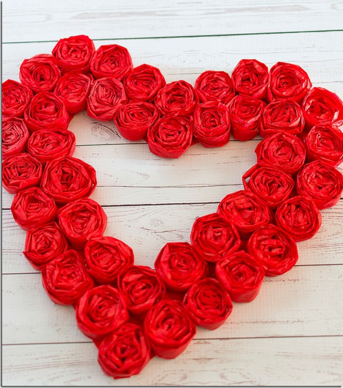 guirnalda en forma de corazón en color rojo, manualidades san valentin bonitas y fáciles de hacer en casa, fotos de tutoriales 