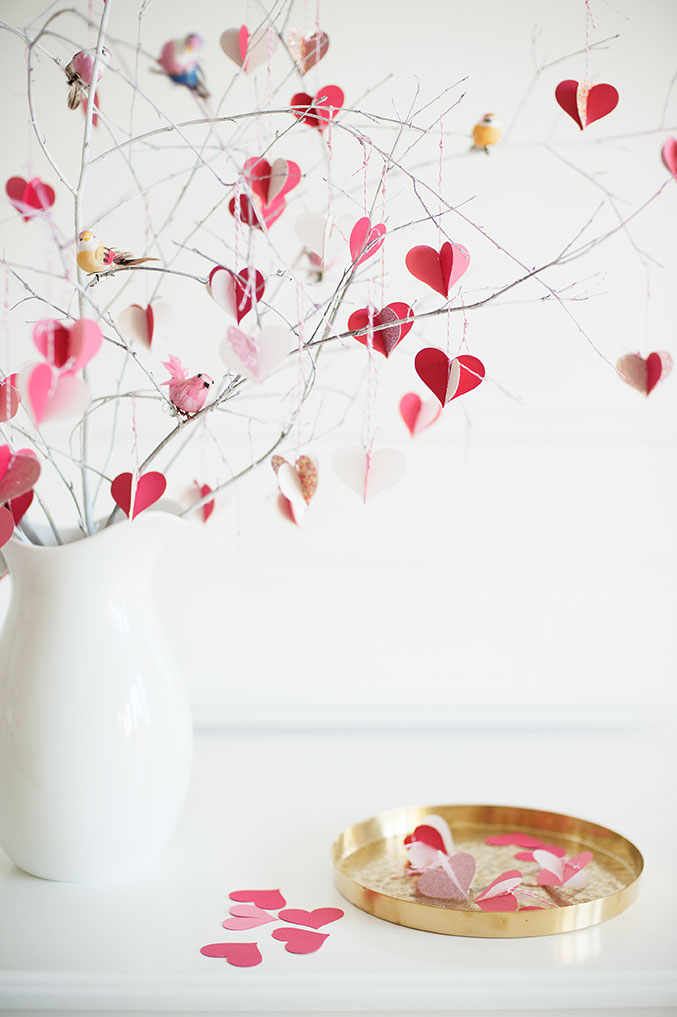 arbol decorado con flores de papel 3D, originales ideas sobre como decorar la casa en San Valentín, propuestas romanticas y originales 
