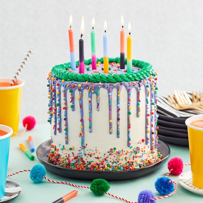 tarta con glaseado blanco decorada con asperjas, originales ideas sobre cómo decorar una tarta de cumpleaños 