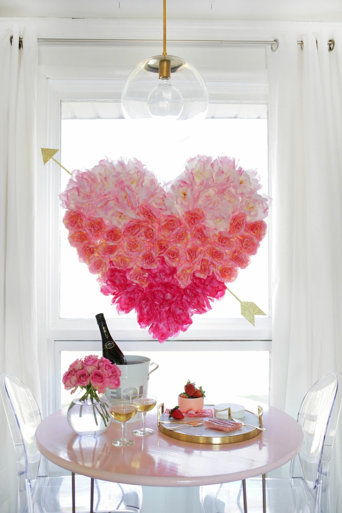 decoracion san valentin super bonita y romántica, corona de flores falsos con rosas en diferentes colores efecto ombre