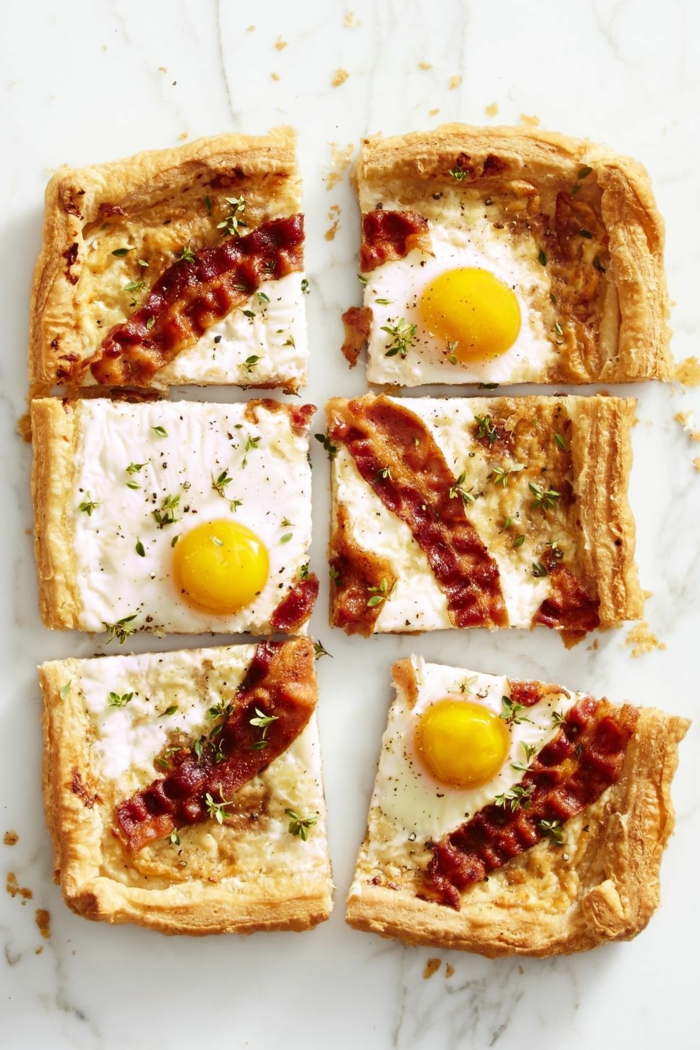 pizza de hojaldre con tocino y huevos estrellados, fotos de comidas fáciles y rápidas par sorprender y compartir 