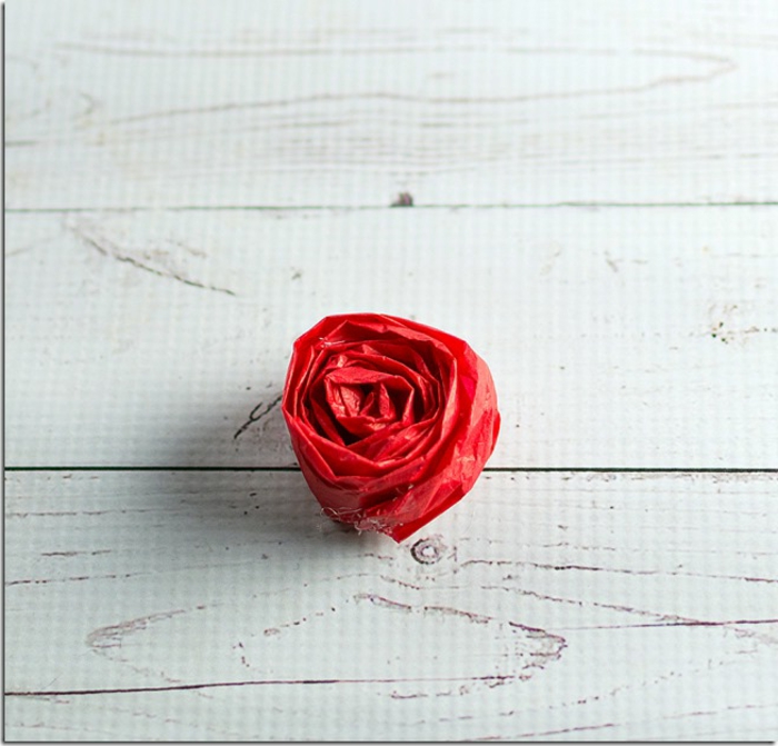 pequeña rosa hecha de papel reciclado, manualidades con papel para decorar la casa, originales ideas de decoraciones para fiestas