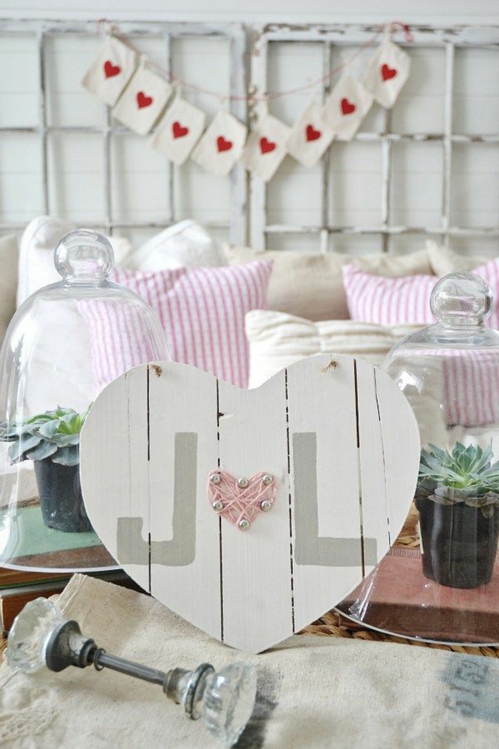 decoracion habitacion corazon de madera con letras, guirnalda de tela con corazones, originales ideas de decoracion DIY 