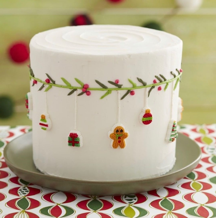 bonita tarta con glaseado real y pequeños detalles navideño, fotos de tartas para navidad decoradas, imágenes con ideas y fotos de tartas de cumpleaños