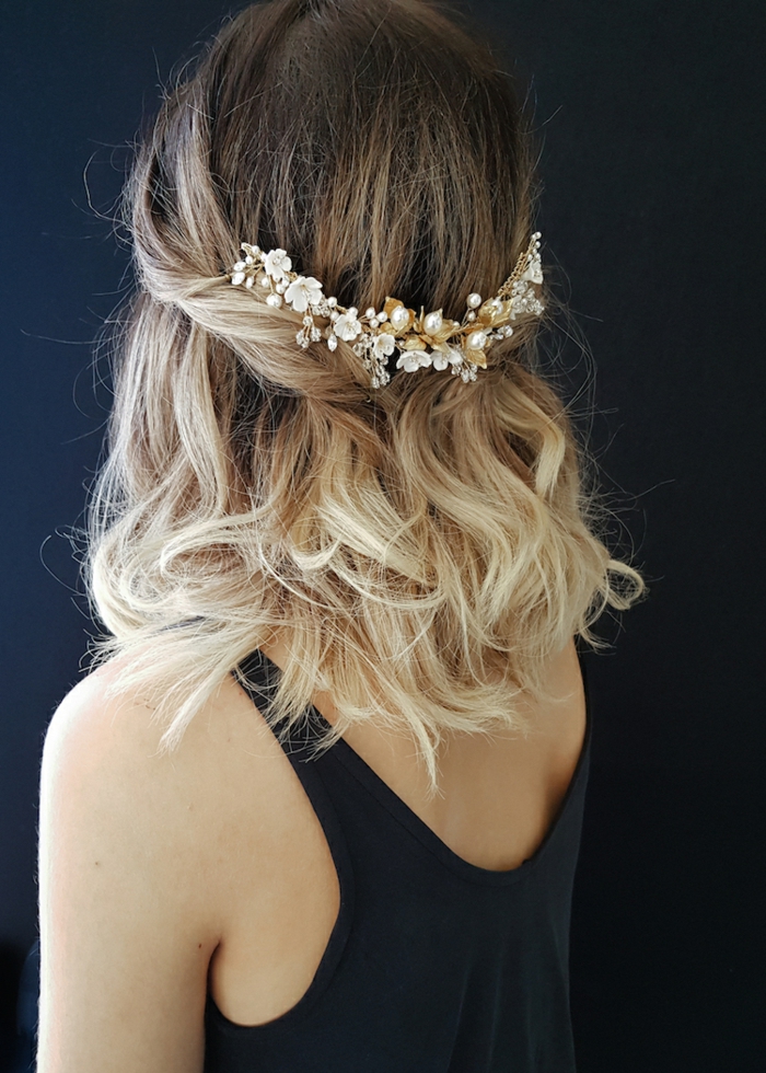 semirecogido bonito con precioso adorno en el pelo con motivos florales, peinados de comunion preciosos para tu pequeña