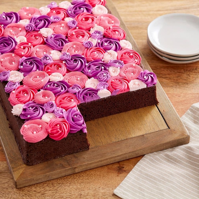 cómo decorar una tarta de chocolate con glaseado en color rojo y morado, ideas de tartas ricas y faciles de decorar en casa