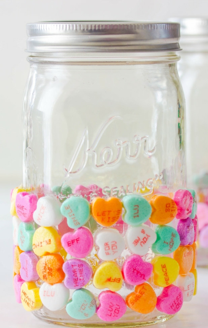 frasco decorado con caramelos de color bonitos, ideas de decoracion casra San valentin, detalles romanticos DIY 