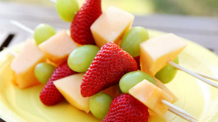 pinchos con frutas y queso, pinchos con fresas, uvas y queso cheddar, las mejores ideas de aperitivos para una dieta equilibrada