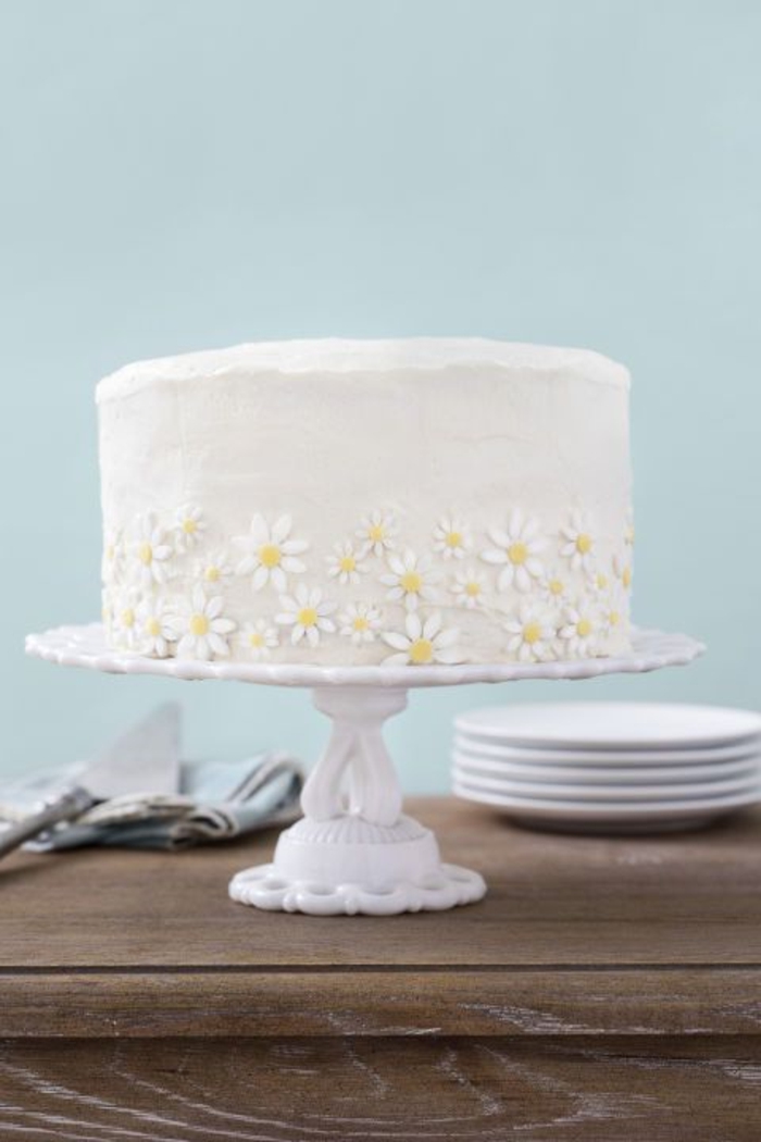 como decorar una tarta con flores de azúcar, bonita tarta con glaseado blanco, tarta feliz cumpleaños con decoracion de flores 