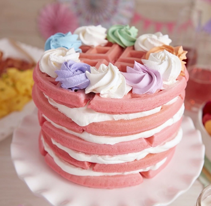 bonitas ideas de tartas de cumpleaños caseras y originales, tarta de gofres color rosado con suspiros de glaseado 