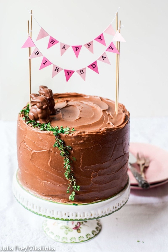 tarta de cumpleaños con glaseado de chocolate y decoración con figuras de chocolate, ideas sobre tarta feliz cumpleaños