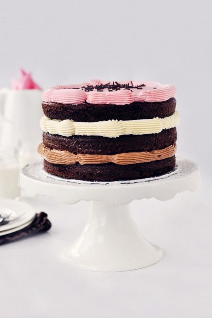 tarta feliz cumpleaños de tres capas, tarta de chocolate con tres cremas, las mejores recetas de tartas caseras fáciles y rápidas