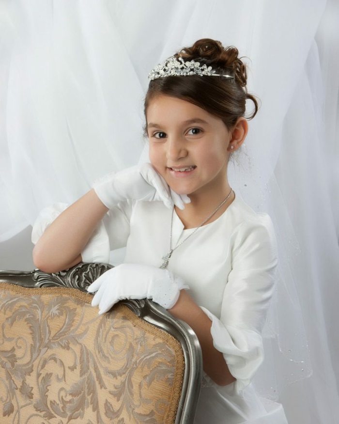 recogido elegante con bonita tiara, fotos de niñas vestidas y arregladas para primera comunion, tradiciones y tendencias 