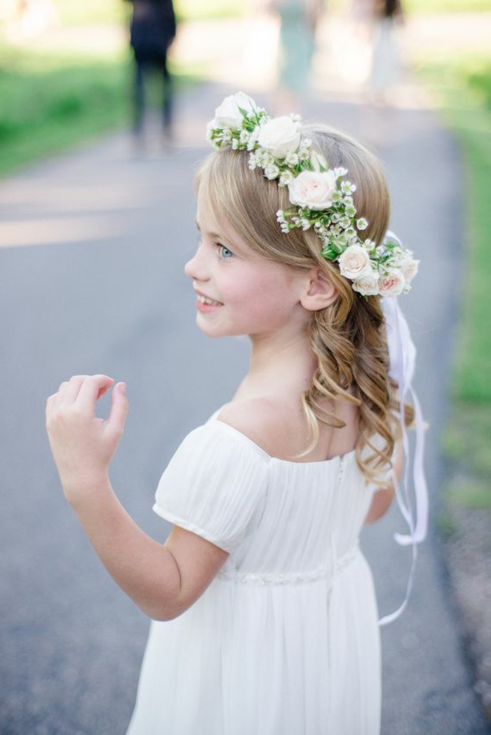 precioso semirecogido adornado con corona de flores, las mejores ideas de peinados y vestidos niñas pequeñas primera comunion