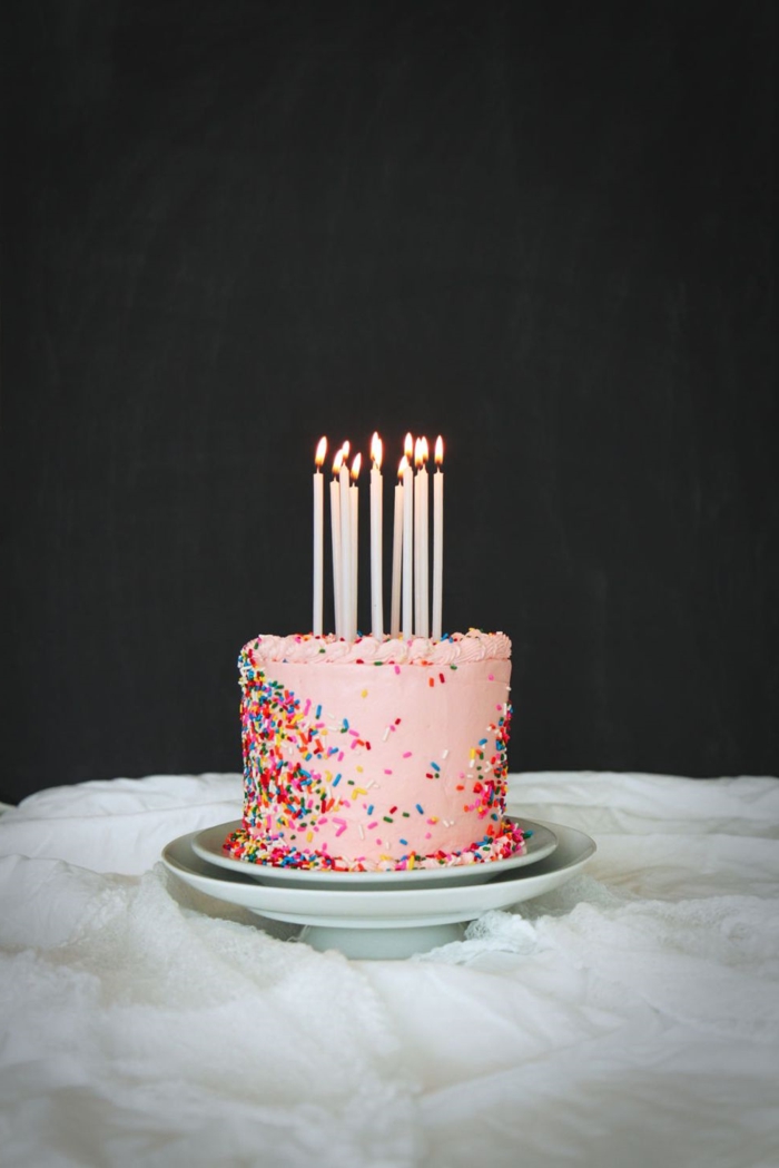 decoración sencilla para tartas, tarta con glaseado color rosa con asperjas coloridas, tartas con decoración sencilla para cumpleaños