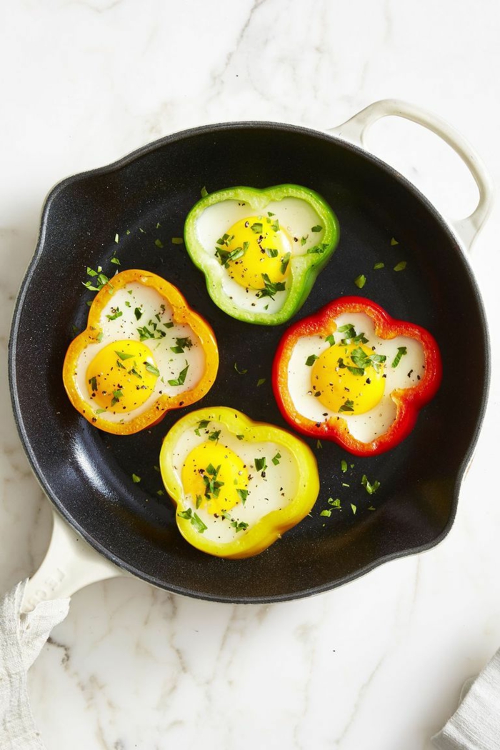 como hacer un desayuno saludable y nutritivo en media hora, pimientos con huevos estrellados, fotos de desayunos rapidos
