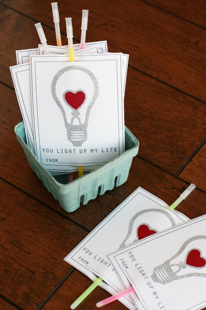 tarjetitas de amor con bombillas, tu enciendes mi corazon, diseñar tarjetas originales, ideas para sorprender a tu pareja