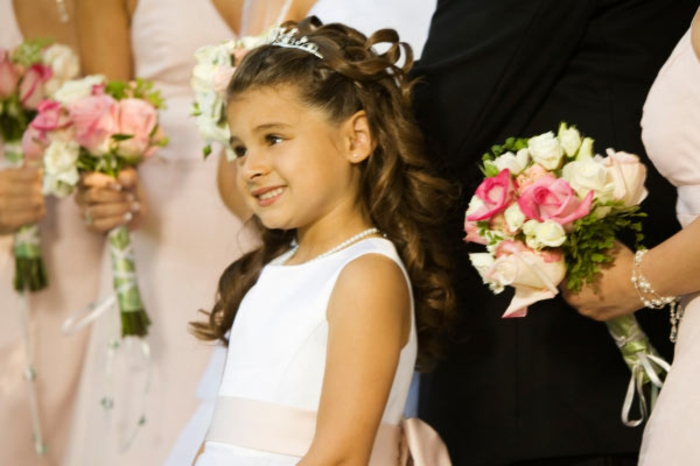 pequeñas niñas, ideas de peinados y atuendos para bodas, vestidos blancos estilo princesa, fotos de peinados pelo largo